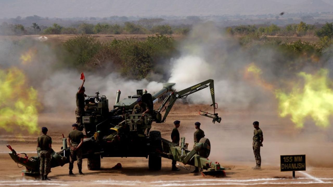 ભારત પાસે ઓમાનના રસ અલ હદ્દમાં એક લિસનિંગ પોસ્ચ છે અને ડુક્મમાં એક સૈન્ય બેઝ છે. ભારતીય વાયુસેના અને નૌકાદળના જહાજોનું સમારકામ અને સપ્લાય અહીં કરવામાં આવે છે. આ ઉપરાંત, ભારતનો સિંગાપોરમાં એક સુરક્ષા મથક છે. અહીં ચાંગી નેવલ બેઝ છે, જે મલાક્કા સ્ટ્રેટ જેવા મહત્વપૂર્ણ દરિયાઈ માર્ગો પર નજર રાખે છે.