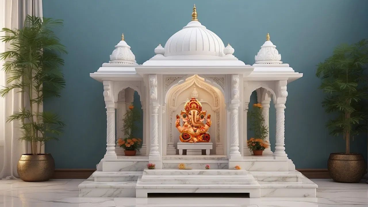 શાસ્ત્રો અનુસાર, ઘરના મંદિરને રાત્રિ સમયે ક્યારેય સાફ ન કરવું જોઈએ. સાંજની આરતી પત્યા પછીનો જે સમય હોય છે, તે ભગવાનના આરામનો સમય હોય છે. આવી સ્થિતિમાં, રાત્રિ સમયે સફાઈ કરવાથી ભગવાનની ઊંઘ બગડી જાય છે. આથી, ભૂલથી પણ રાત્રે મંદિરની સફાઈ ન કરવી જોઈએ.