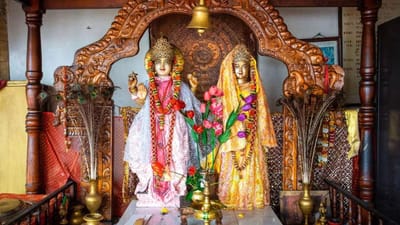 ઘરમાં રહેલ મંદિરની સફાઈ કરતી વખતે આપણે નાની-નાની ભૂલો કરીએ છીએ અને પછી તેને નજરઅંદાજ કરી દઈએ છીએ. જો કે, આપણી એક ભૂલથી દેવી-દેવતાઓ ગુસ્સે થઈ શકે છે, જેનાથી ઘરમાં ગરીબીના દિવસો જોવા પડે છે. તો ચાલો જાણીએ કે, ઘરના મંદિરની સફાઈ કરતી વખતે કઈ ભૂલો ન કરવી જોઈએ.