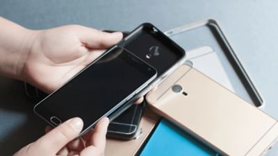 આજકાલ, આપણે ફોન ખરીદવામાં જેટલા પૈસા ખર્ચીએ છીએ, તેના રક્ષણ પર ધ્યાન આપવું પણ એટલું જ મહત્વપૂર્ણ છે. મોબાઇલ કવર એક એવી વસ્તુ છે જે દરેક વ્યક્તિ ખરીદે છે. કેટલાક 100 રૂપિયાનું સસ્તું કવર ખરીદે છે, જ્યારે કેટલાક બ્રાન્ડેડ અને મોંઘા કવર ખરીદે છે. પરંતુ પ્રશ્ન એ છે કે આપણા ફોનમાટે આપણે કેવું કરવ લેવું જોઈએ ? અને સૌથી મહત્વની વાત એ છે કે, શું ફોન કવરનો મોબાઇલના પ્રદર્શન અથવા બેટરી પર કોઈ પ્રભાવ પડે છે? 