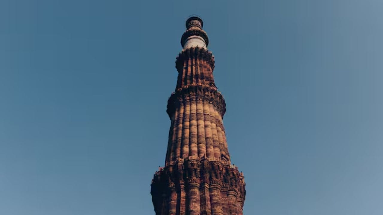 કુતુબ મિનાર: આજ સુધી કોઈ પણ ઈંટોથી બનેલી વિશ્વની સૌથી ઊંચી ઇમારત, કુતુબ મિનારની પણ કોપી કરી શક્યું નથી. આ ટાવર દિલ્હીના મહરૌલીમાં સ્થિત છે.
