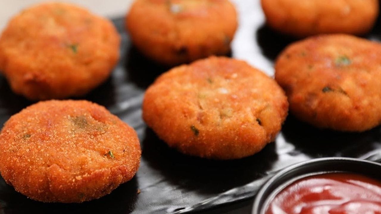 રવાની કટલેટ બનાવવા માટે રવો, આદુ, ગાજર,બાફેલા બટાકા,  લીલા મરચા, મીઠું, ધાણા પાઉડર, દહીં, લીલા ધાણા, તેલની જરુરત પડશે. 