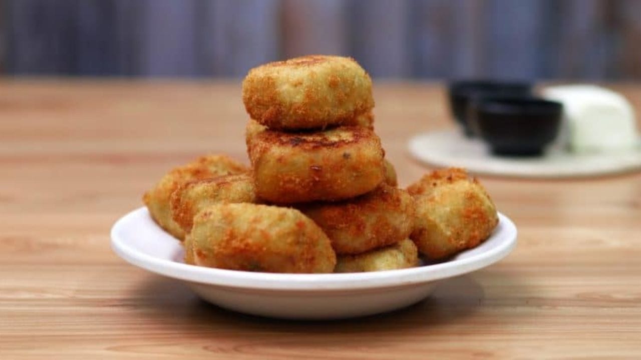 જો તમારે કટલેટને ફ્રાય ન કરવી હોય તો તમે કટલેટને શેલો ફ્રાય કરી શકો છો. કટલેટને ગ્રીન ચટણી અને ચા સાથે પીરસી શકો છો. 