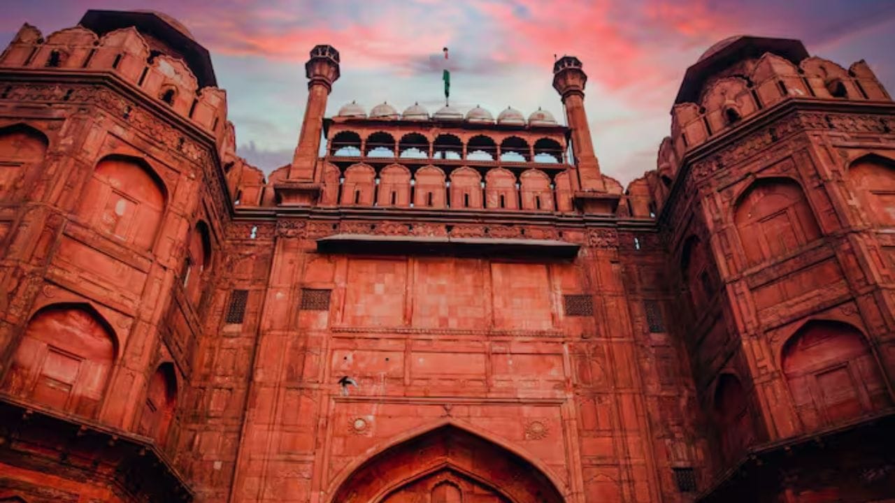 દિલ્હીનો લાલ કિલ્લો: દેશની રાજધાનીના મુખ્ય પર્યટન સ્થળોમાંનો એક લાલ કિલ્લો પણ આ યાદીમાં સામેલ છે. આ ઐતિહાસિક ઇમારત મુઘલ સમ્રાટ શાહજહાં દ્વારા 1638માં બનાવવામાં આવી હતી. તે લાલ રેતીના પથ્થરથી બનેલી છે.
