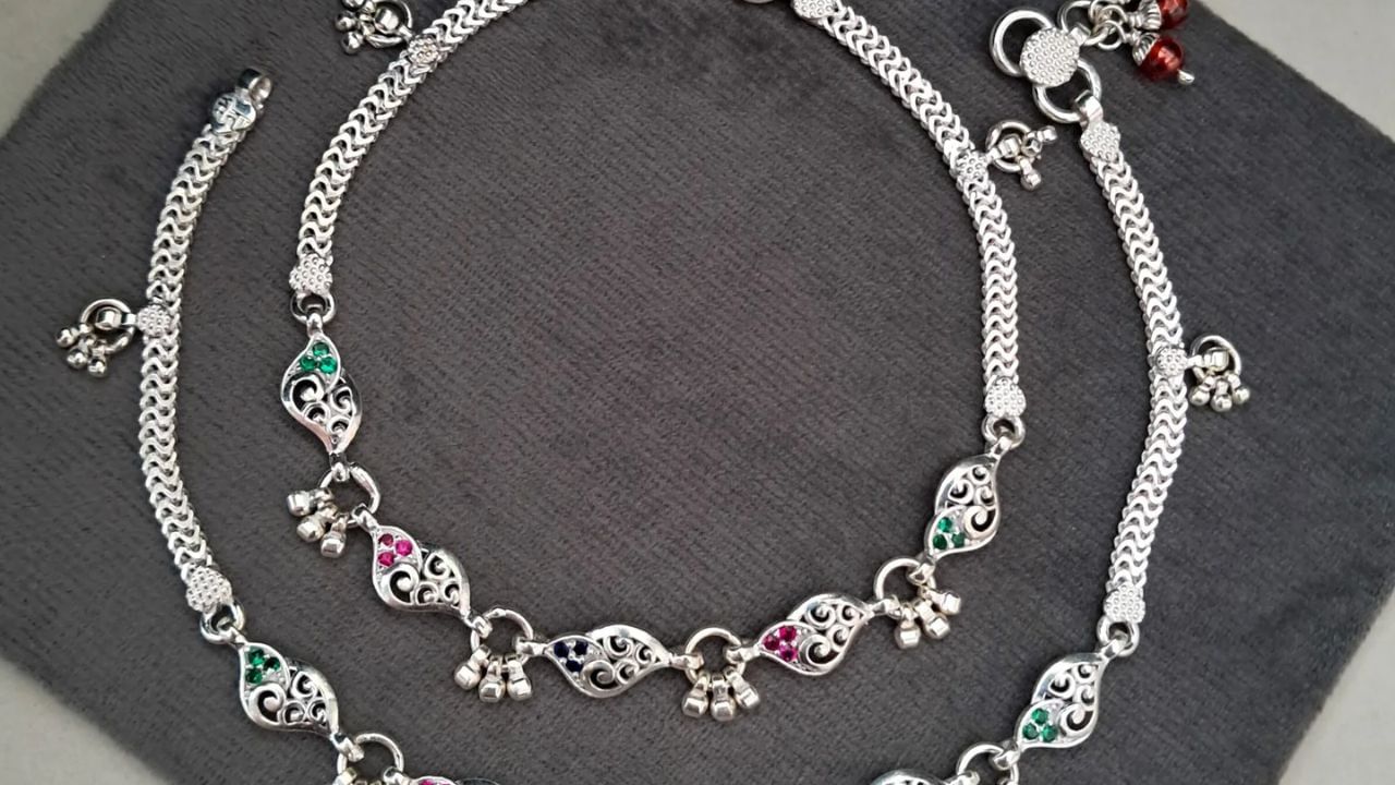 પાયલ પહેરવાના વૈજ્ઞાનિક ફાયદા: ચાંદી રક્ત પરિભ્રમણમાં મદદરૂપ થાય છે. આવી સ્થિતિમાં ચાંદીની પાયલ પહેરવાથી પગનો દુખાવો ઓછો થાય છે અને હાડકાં મજબૂત બને છે. પાયલ વિશે એવું પણ કહેવામાં આવે છે કે પાયલ પહેરવાથી પગમાં સોજો આવતો નથી. તે મહિલાઓ માટે એક્યુપ્રેશરનું કાર્ય કરે છે. 
