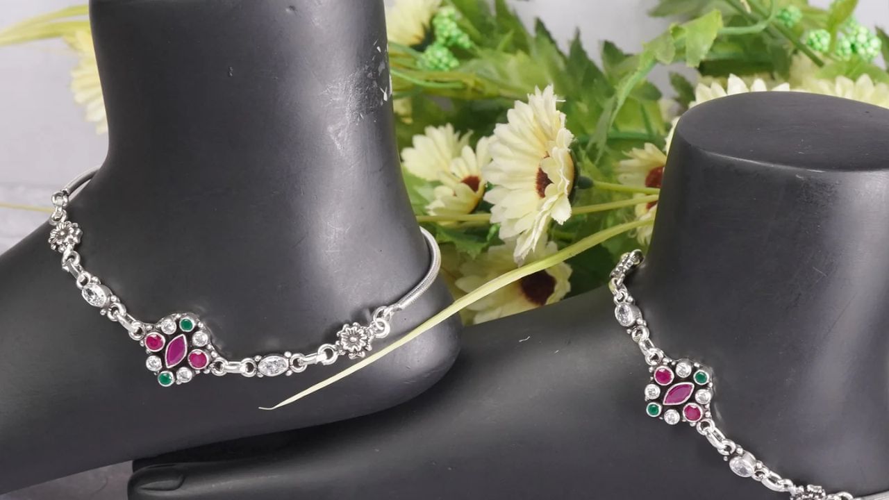 (Disclaimer - આ લેખમાં સમાવિષ્ટ કોઈપણ માહિતી/સામગ્રી/ગણતરીની ચોકસાઈ અથવા વિશ્વસનીયતાની ખાતરી આપવામાં આવતી નથી. આ માહિતી વિવિધ માધ્યમો/જ્યોતિષીઓ/ઉપદેશો/માન્યતાઓ/ધાર્મિક ગ્રંથોમાંથી એકત્રિત કરીને તમારા સુધી પહોંચાડવામાં આવી છે. અમારો ઉદ્દેશ્ય ફક્ત માહિતી પહોંચાડવાનો છે. વાંચકોએ તેને ફક્ત માહિતી તરીકે જ માનવી જોઈએ. આ ઉપરાંત તેના કોઈપણ ઉપયોગ માટે વાંચકો પોતે જવાબદાર રહેશે.)(All Image Symbolic)