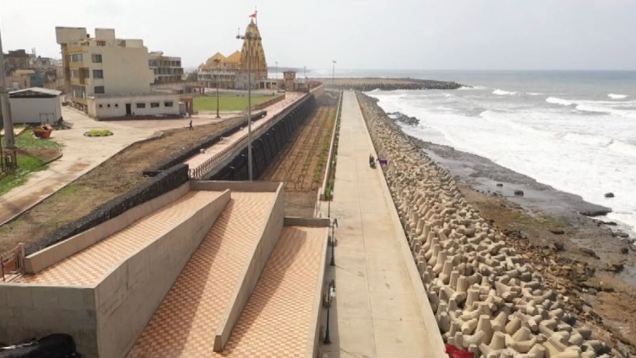 ગુજરાત રાજ્યના ગીર સોમનાથ જિલ્લામાં આવેલું પ્રભાસ પાટણ, જેને સોમનાથ પાટણ અથવા ઐતિહાસિક રીતે દેવ પાટણ તરીકે પણ ઓળખવામાં આવે છે, વેરાવળથી આશરે 7 કિલોમીટર દૂર સ્થિત છે. આ શહેર ભગવાન શિવના 12 પવિત્ર જ્યોતિર્લિંગમાનું એક પૂજનીય એવા સોમનાથ મંદિર માટે પ્રસિદ્ધ છે.