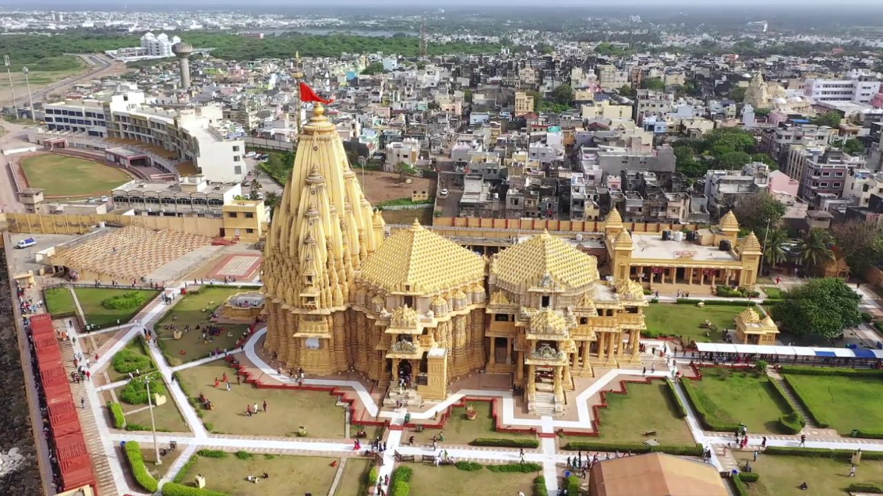 પ્રભાસ પાટણનું સૌથી મોટું ઐતિહાસિક અને ધાર્મિક મહત્વ સોમનાથ મહાદેવના પ્રાચીન અને પવિત્ર મંદિરને કારણે છે.એવું માનવામાં આવે છે કે સોમનાથ મંદિર અહીં પુરાણો સમયથી છે, અને તેનું નિર્માણ ચંદ્રદેવે કર્યું હતું.