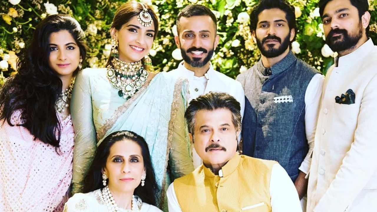 સોનમ કપૂરનો જન્મ 9 જૂન 1985ના રોજ ચેમ્બુર માં થયો હતો, તેમના પિતા અભિનેતા અને નિર્માતા અનિલ કપૂર છે,જે દિવંગત ફિલ્મ નિર્માતા સુરિન્દર કપૂરના પુત્ર અને અનિલ કપૂર ફિલ્મ્સ કંપનીના સ્થાપક છે.