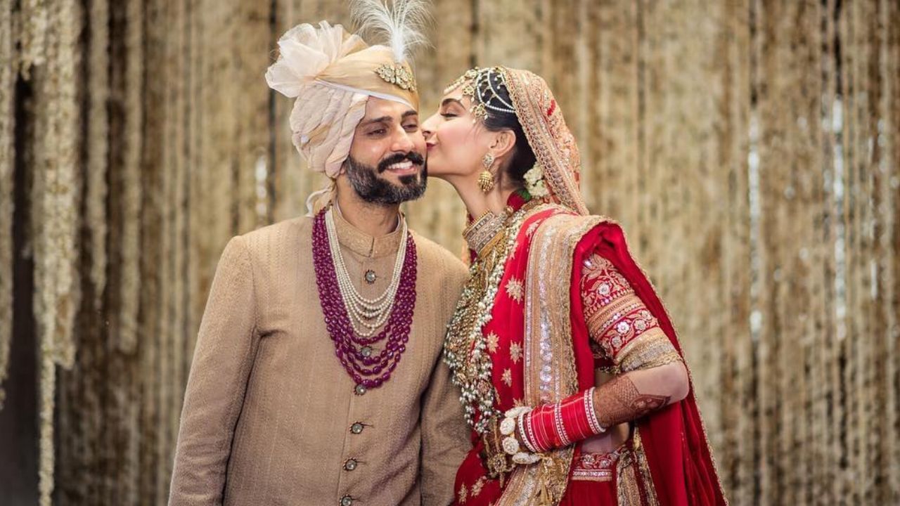   સોનમ કપૂરની માતા, સુનિતા, ભૂતપૂર્વ મોડેલ અને ડિઝાઇનર છે. સોનમ કપૂરના બે નાના ભાઈ-બહેન છે, ફિલ્મ નિર્માતા રિયા અને ભાઈ હર્ષ વર્ધન.તેઓ ફિલ્મ નિર્માતા બોની કપૂર અને અભિનેતા સંજય કપૂરની ભત્રીજી છે. અભિનેત્રી શ્રીદેવી અને નિર્માતા મોના શૌરી (બોનીની પત્નીઓ) તેમની કાકી હતા.