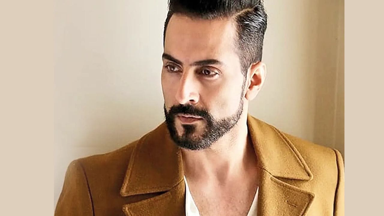 જોકે, તેણે વાસ્તવિક કારણો જાહેર કર્યા નહીં. પરંતુ એવા અહેવાલો હતા કે સુધાંશુને અનુપમાના નિર્માતાઓ સાથે અણબનાવ હતો, જેના કારણે તેણે શો છોડવાનો નિર્ણય લીધો. તે જ સમયે, નિર્માતાઓ વનરાજ શાહના પાત્ર માટે નવો અભિનેતા શોધી શક્યા નથી. હાલમાં સુધાંશુ કરણ જોહરના શો ધ ટ્રેટર્સમાં જોવા મળી રહ્યો છે.