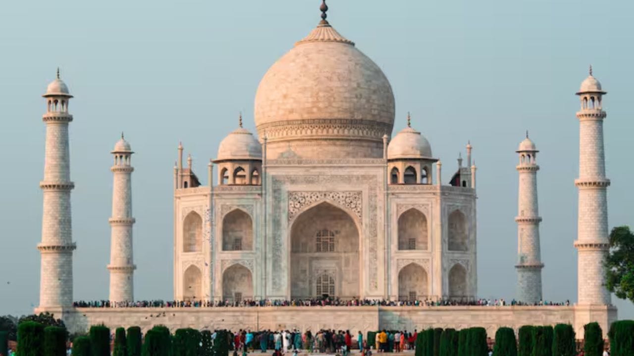 તાજમહેલ: ભારતની ઐતિહાસિક ઇમારતોમાંની એક, તાજમહેલ તેની સ્થાપત્ય માટે સમગ્ર વિશ્વમાં પ્રખ્યાત છે. સફેદ આરસપહાણથી બનેલી આ ઇમારત વિશ્વની 7 અજાયબીઓમાં શામેલ છે. આજ સુધી હૂબહુ કોપી કોઈ કરી શક્યું નથી. 
