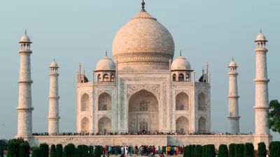 તાજમહેલ: ભારતની ઐતિહાસિક ઇમારતોમાંની એક, તાજમહેલ તેની સ્થાપત્ય માટે સમગ્ર વિશ્વમાં પ્રખ્યાત છે. સફેદ આરસપહાણથી બનેલી આ ઇમારત વિશ્વની 7 અજાયબીઓમાં શામેલ છે. આજ સુધી હૂબહુ કોપી કોઈ કરી શક્યું નથી. 
