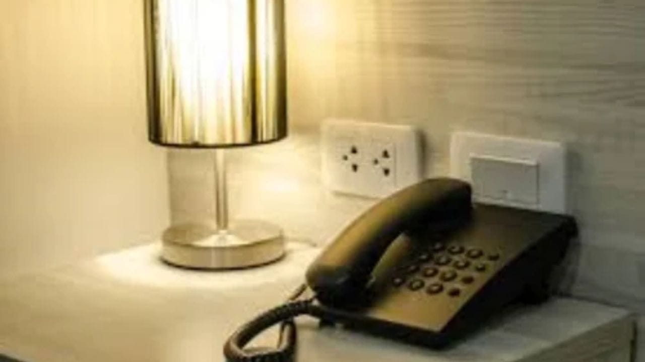 શું હોટલનો ફોન વાપરવો જોઈએ?: જો તમે હોટલના રૂમમાં રાખેલો ફોન જોશો તો ખબર પડશે કે તે ભાગ્યે જ સાફ કરવામાં આવે છે. આ જ કારણ છે કે તમારે હોટલના ફોનને સ્પર્શ કરવાનું ટાળવું જોઈએ. જો તમે તેને સ્પર્શ કરી રહ્યા છો તો તે પછી તમારા હાથ પાણીથી ધોઈ લો.
