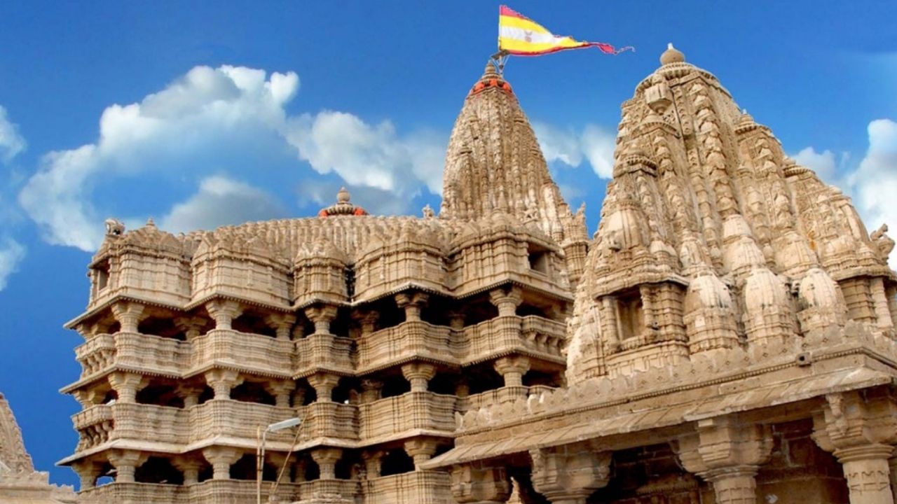 ગોમતી નદીના કિનારે આવેલું દ્વારકાધીશનું મંદિર ભક્તો માટે આસ્થાનું કેન્દ્ર રહેલું છે. અહી કૃષ્ણપ્રેમી ભક્તોની ભીડ મોટી સંખ્યામાં જોવા મળે છે આસપાસ પણ અનેક ધાર્મિક સ્થળો આવેલા છે.જ્યાં તમે ફોટોશૂટ કરી શકો છો.