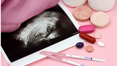 પ્રેગ્નન્સી દરમિયાન કેટલીક વાતનું ધ્યાન રાખવું ખુબ જરુરી છે. આ દરમિયાન આરામ કરવાની સાથે સાથે લાઈફસ્ટાઈલનું પણ ખુબ ધ્યાન રાખવું જોઈએ. પ્રેગ્નન્સીમાં ટ્રાવેલ કરતી વખતે તમારે કેટલીક વસ્તુનું જરુર ધ્યાન રાખવું જોઈએ. તો ચાલો આપણે વિસ્તારથી જાણીએ.