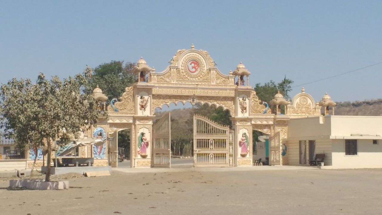 સતાધારએ વિસાવદરના પ્રખ્યાત સંત આપ ગીગાને સમર્પિત એક પવિત્ર સ્થળ છે.સતાધાર જુનાગઢ જિલ્લાનાં વિસાવદર શહેરથી 7 કિલોમીટર દુર દક્ષિણ દિશા તરફ સાસણગીર જવાના રસ્તા પર આંબાઝર નદી કિનારે આવેલું અને સંત આપાગીગાએ સ્થાપેલું રમણીય ધાર્મિક સ્થળ છે. આ સ્થળ કુદરતી સૌદર્યથી ભરપુર અને મનને શાંતિ આપનારુ પાવનકારી છે.