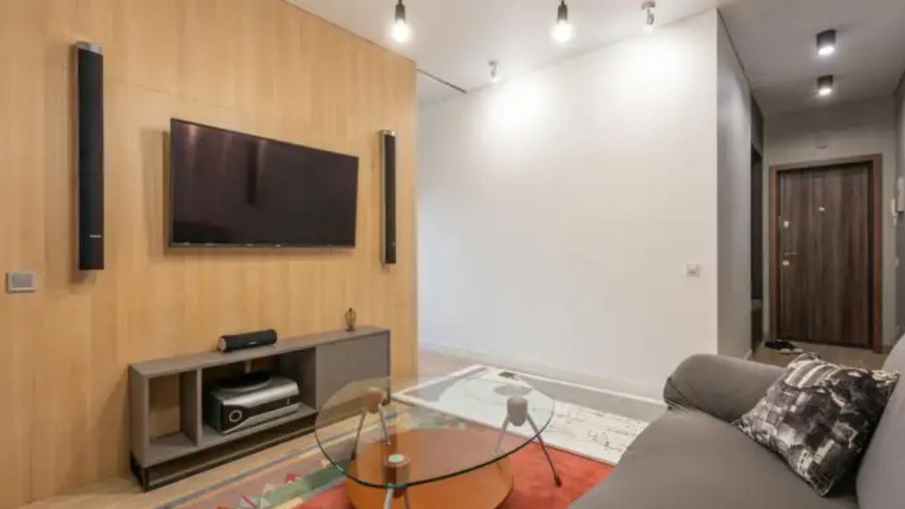 ટીવી ખરીદતી વખતે, સ્ક્રીન રિઝોલ્યુશનની દ્રષ્ટિએ ભૂલો ન કરવી જોઈએ. જો તમે મોટું ટીવી ખરીદવા જઈ રહ્યા છો, તો તે ઓછામાં ઓછું અલ્ટ્રા એચડી હોવું જોઈએ. તમે 1920x1080 થી 3840x 2160 રિઝોલ્યુશન ટીવી પસંદ કરી શકો છો. જો કે, રિઝોલ્યુશન જેટલું સારું હશે, ટીવીની કિંમત તેટલી વધારે હશે. તેથી, બજેટ જોઈને નિર્ણય લો.