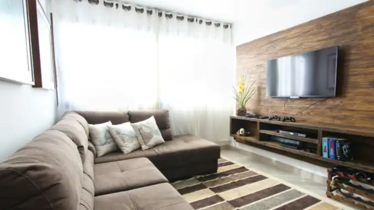 ઘણા લોકો મોટું ટીવી ખરીદે છે, પરંતુ તેને એવી જગ્યાએ મૂકે છે કે મોટી સ્ક્રીન હોવા છતાં, ટીવી જોવાની મજા ન આવે. સેમસંગ વેબસાઇટ અનુસાર, કોઈપણ ટીવીના કિસ્સામાં જોવાનો એંગલ ખૂબ જ મહત્વપૂર્ણ છે. તમે જે પણ ટીવી મૂકી રહ્યા છો, તેની સ્થિતિ તમારી આંખોની સામે બરાબર હોવી જોઈએ. આમાં ઉપર અને નીચે 15 ડિગ્રીનો તફાવત હોઈ શકે છે. જો તમારી સ્થિતિ ટીવી સાથે યોગ્ય નથી, તો રંગો ખરાબ દેખાઈ શકે છે. જો કે, અલ્ટ્રા એચડી ટીવી આ ખામીને ઘણી હદ સુધી દૂર કરે છે.