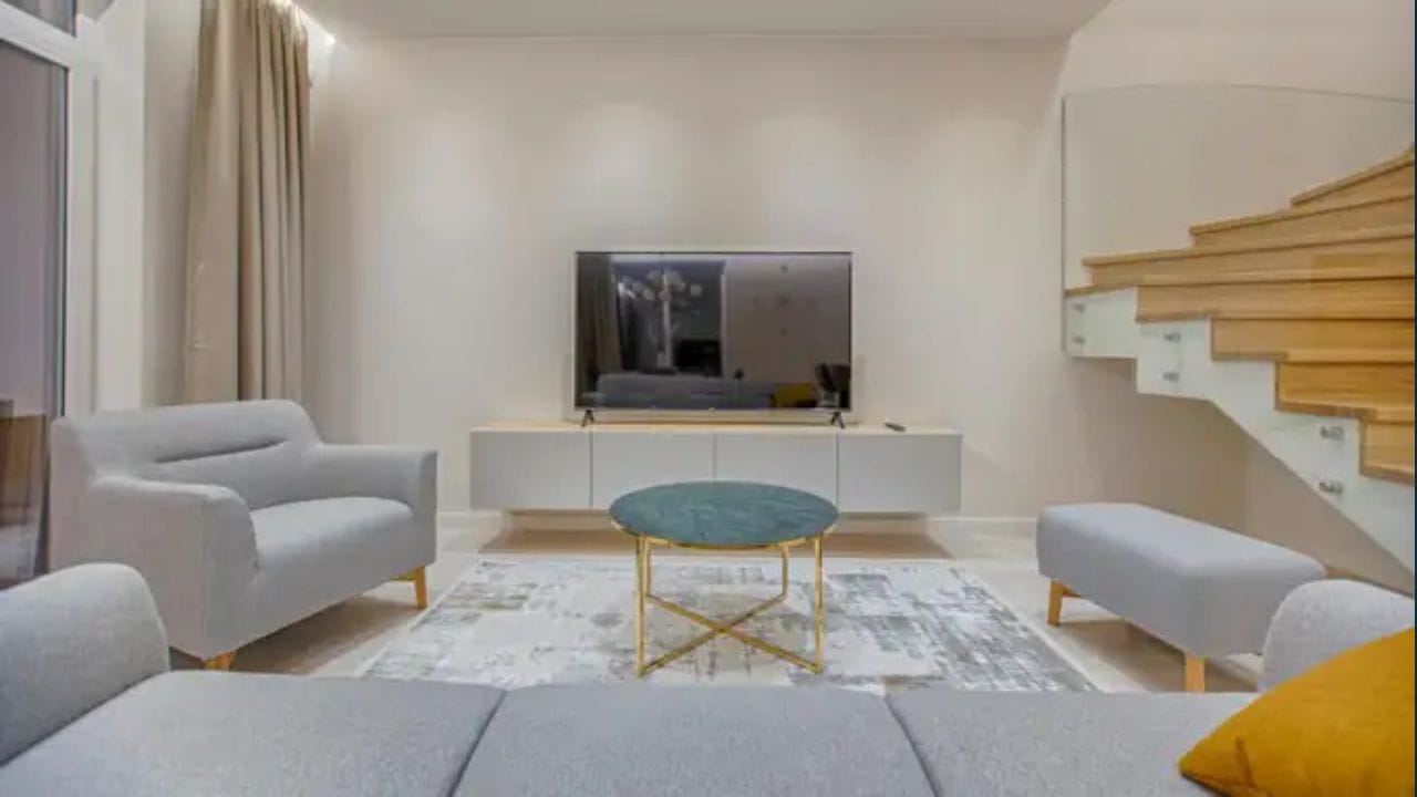 જો કોઈ સામાન્ય રીતે તેના ઘરમાં 10 ફૂટ દૂર બેસીને ટીવી જુએ છે, તો ઇંચમાં આ અંતર 120 ઇંચ બને છે. તેને 2 વડે ભાગવાથી જવાબ 60 મળે છે. એટલે કે, જો તમે તમારા ઘરમાં 10 ફૂટ દૂરથી ટીવી જુઓ છો, તો તેનું કદ 60 ઇંચ હોવું જોઈએ.