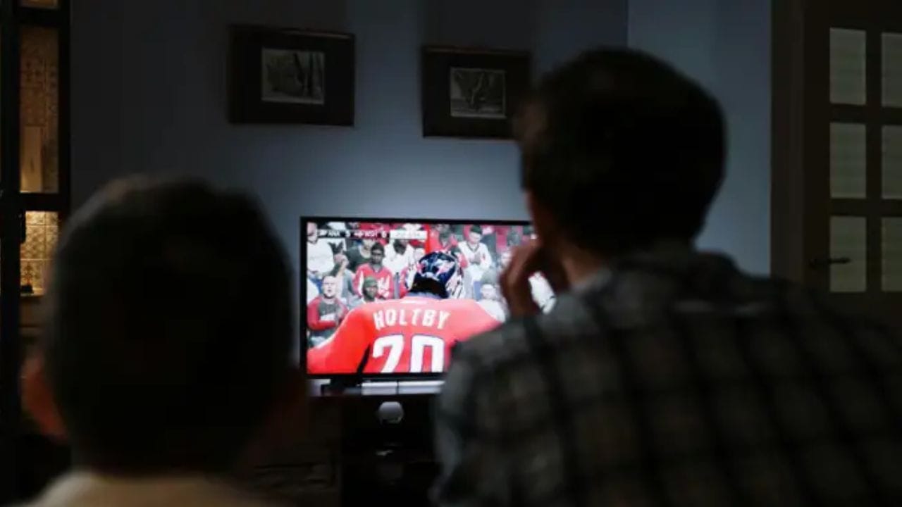 તેવી જ રીતે જો તમે 7.5 ફૂટ દૂર બેસીને ટીવી જુઓ છો, તો તમારે ઓછામાં ઓછું 50 ઇંચનું ટીવી ખરીદવું જોઈએ. જે લોકો 9 ફૂટ દૂર બેસીને ટીવી જુએ છે તેઓએ 60 ઇંચનું ટીવી ખરીદવું જોઈએ.