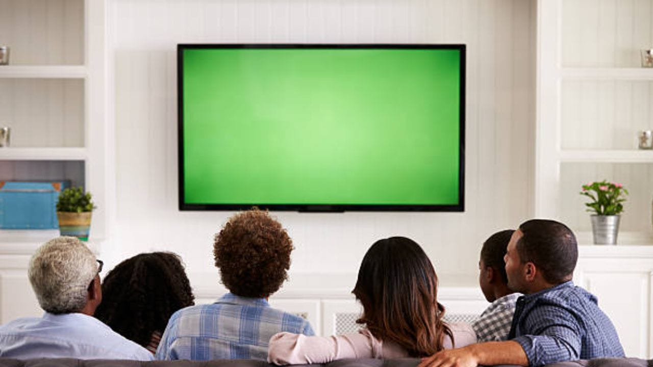 આ સિવાય, જો ઘણા લોકો એક રૂમમાં એકસાથે બેસીને ટીવી જુએ છે, તો સ્વાભાવિક છે કે કોઈ થોડે દૂર બેસશે અને કોઈ થોડે નજીક બેસશે. આવી સ્થિતિમાં, ટીવીનું કદ ઘણા પરિબળો પર આધાર રાખે છે. વેબસાઇટ અનુસાર, આ સ્થિતિમાં, જો સરેરાશ વ્યક્તિ 6 ફૂટ દૂર બેસે છે તો ટીવીનું કદ ઓછામાં ઓછું 40 ઇંચ હોવું જોઈએ. 