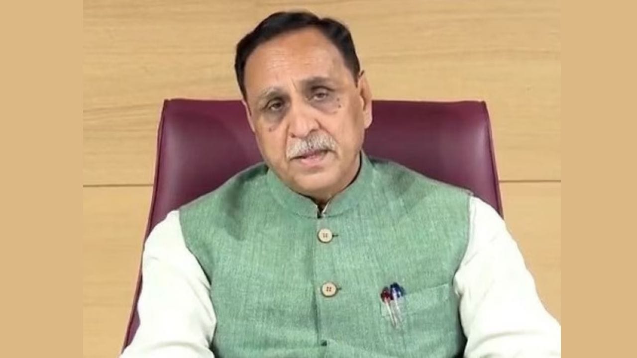 ગુજરાતના અમદાવાદમાં એર ઇન્ડિયાના વિમાન દુર્ઘટનામાં મૃત્યુઆંક 275 પર પહોંચી ગયો છે. અમદાવાદ વિમાન દુર્ઘટનાના ત્રીજા દિવસે પણ કાટમાળમાં કાઢવામાં આવી રહ્યો છે. શનિવારે સવારે ઘટનાસ્થળેથી વધુ એક મૃતદેહ મળી આવ્યો હતો. તમને જણાવી દઈએ કે ગુજરાતના પૂર્વ મુખ્યમંત્રી વિજય રૂપાણીનું પણ આ વિમાન દુર્ઘટનામાં મૃત્યુ થયું છે. વિજય રૂપાણીના મૃત્યુ પછી, તેમના દુઃખદ સંયોગોને લઈને ચર્ચા થઈ રહી છે. રૂપાણી આ પ્લેનમાં દુર્ભાગ્યપૂર્ણ સવાર થયા અને કાળ તેમની ભરખી ગયો.