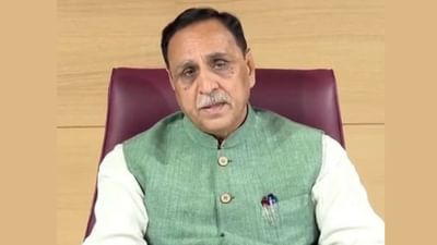 ગુજરાતના અમદાવાદમાં એર ઇન્ડિયાના વિમાન દુર્ઘટનામાં મૃત્યુઆંક 275 પર પહોંચી ગયો છે. અમદાવાદ વિમાન દુર્ઘટનાના ત્રીજા દિવસે પણ કાટમાળમાં કાઢવામાં આવી રહ્યો છે. શનિવારે સવારે ઘટનાસ્થળેથી વધુ એક મૃતદેહ મળી આવ્યો હતો. તમને જણાવી દઈએ કે ગુજરાતના પૂર્વ મુખ્યમંત્રી વિજય રૂપાણીનું પણ આ વિમાન દુર્ઘટનામાં મૃત્યુ થયું છે. વિજય રૂપાણીના મૃત્યુ પછી, તેમના દુઃખદ સંયોગોને લઈને ચર્ચા થઈ રહી છે. રૂપાણી આ પ્લેનમાં દુર્ભાગ્યપૂર્ણ સવાર થયા અને કાળ તેમની ભરખી ગયો.