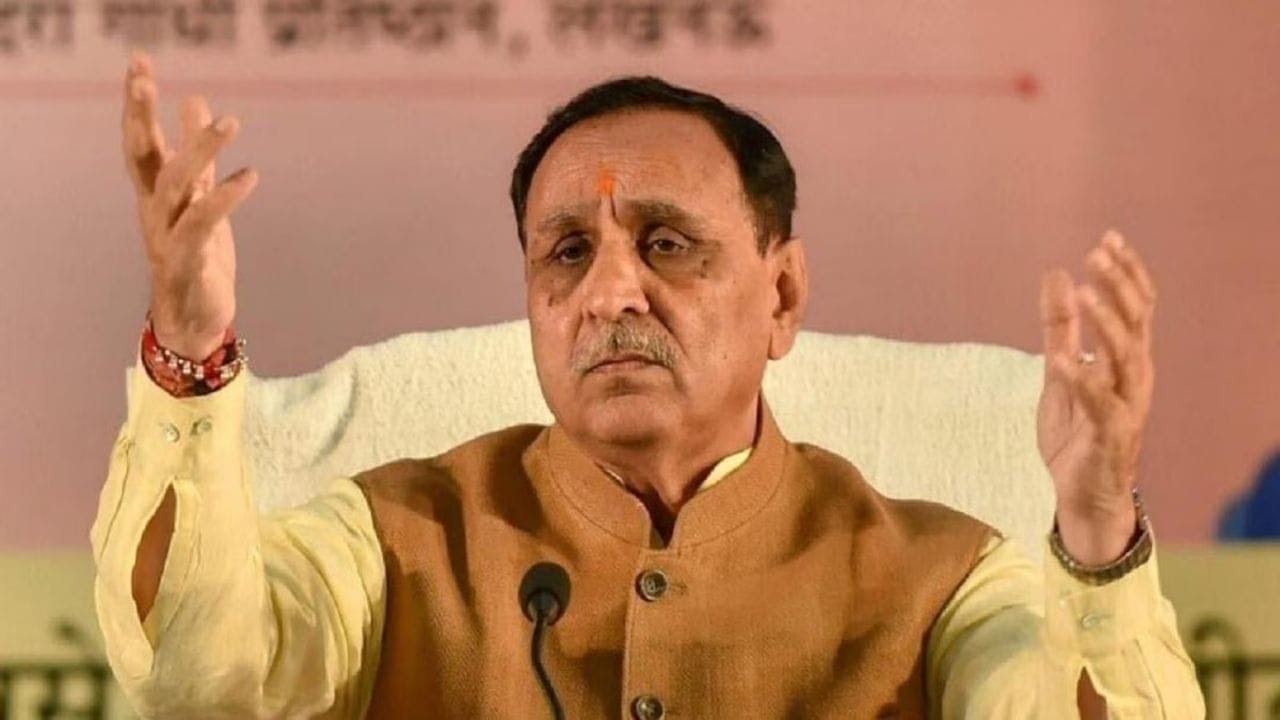 ગુજરાતના ભૂતપૂર્વ મુખ્યમંત્રી વિજય રૂપાણી તેમની પુત્રીને મળવા લંડન જવા માંગતા હતા. પરંતુ તેમણે આ પ્રવાસ બે વાર મુલતવી રાખ્યો. પહેલી વાર, તેઓ 1 જૂને તેમની પત્ની સાથે લંડન જવાના હતા, પણ કોઈ કારણોસર તેમણે પોતે પ્રવાસ ન કર્યો અને ફક્ત તેમની પત્નીને મોકલી. 