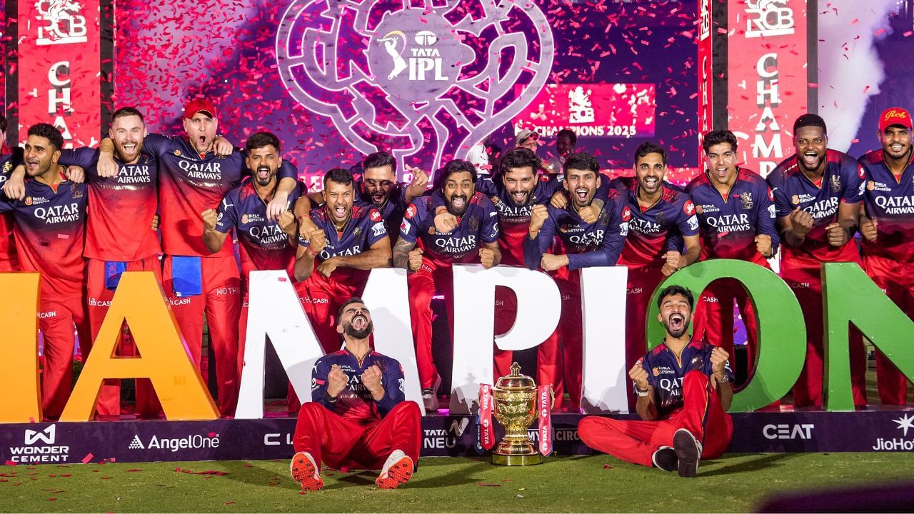 વર્ષ 2024માં વિરાટ કોહલીએ 3 ઈન્સ્ટાગ્રામ પોસ્ટે 20 મિલિયન લાઈકનો આંકડો પાર કર્યો છે.જેમાં પહેલો ફોટો એ છે કે, જ્યારે આરસીબીએ 18 વર્ષ બાદ પહેલો આઈપીએલ ખિતાબ જીત્યો છે. કોહલીએ પોતાના ઈન્સ્ટાગ્રામ પેજ પર પોસ્ટ કરી હતી. જેને 20 મિલિયનથી વધારે લોકો લાઈક કરી ચૂક્યા છે.