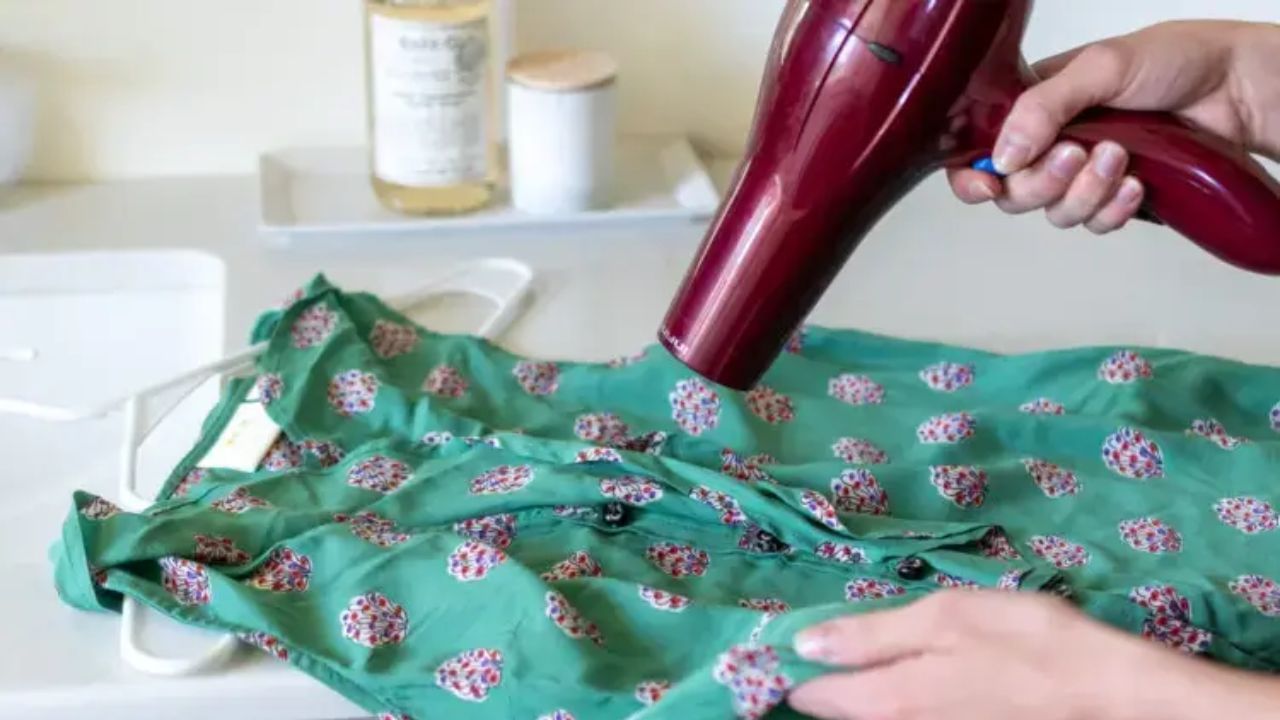 જો તમારી પાસે ડ્રાયર છે, તો ગંધ દૂર કરવાનો આ સૌથી ઝડપી અને સરળ રસ્તો હોઈ શકે છે. કપડાંને ડ્રાયરમાં મૂકો અને ડ્રાયર શીટ, અથવા સુતરાઉ કાપડ મૂકો જેના પર લવંડર અથવા ટી ટ્રી ઓઇલના થોડા ટીપાં ઉમેરવામાં આવ્યા હોય. હવે તેને 10 થી 15 મિનિટ સુધી ચલાવો. આનાથી કપડાંમાંથી ગંધ દૂર થાય છે અને તે ફરીથી પહેરવા યોગ્ય બને છે. આ પદ્ધતિ તે દિવસો માટે ખૂબ જ ઉપયોગી છે જ્યારે તમે કોઈ કાર્યક્રમમાં જઈ રહ્યા છો અને સમય ખૂબ ઓછો હોય છે.