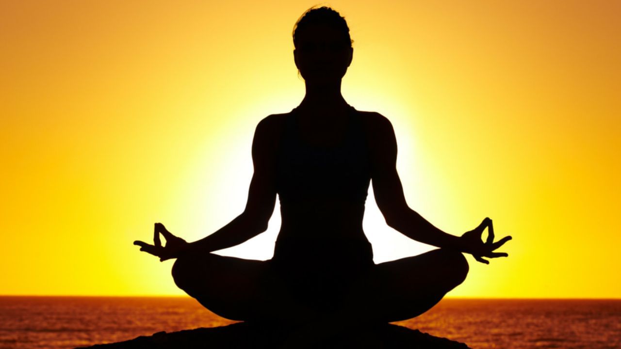 જ્ઞાન યોગ: જ્ઞાન યોગનું પાલન કરવા માટે, યોગ ગ્રંથોના અભ્યાસ દ્વારા બુદ્ધિનો વિકાસ જરૂરી છે. આ યોગ સૌથી મુશ્કેલ માનવામાં આવે છે. વ્યક્તિએ પોતાની નબળાઈઓ સ્વીકારવી જોઈએ અને તેના પર કાર્ય કરવું જોઈએ. જેથી તે પોતાની અંદર જ્ઞાન અને હેતુ પ્રાપ્ત કરી શકે.