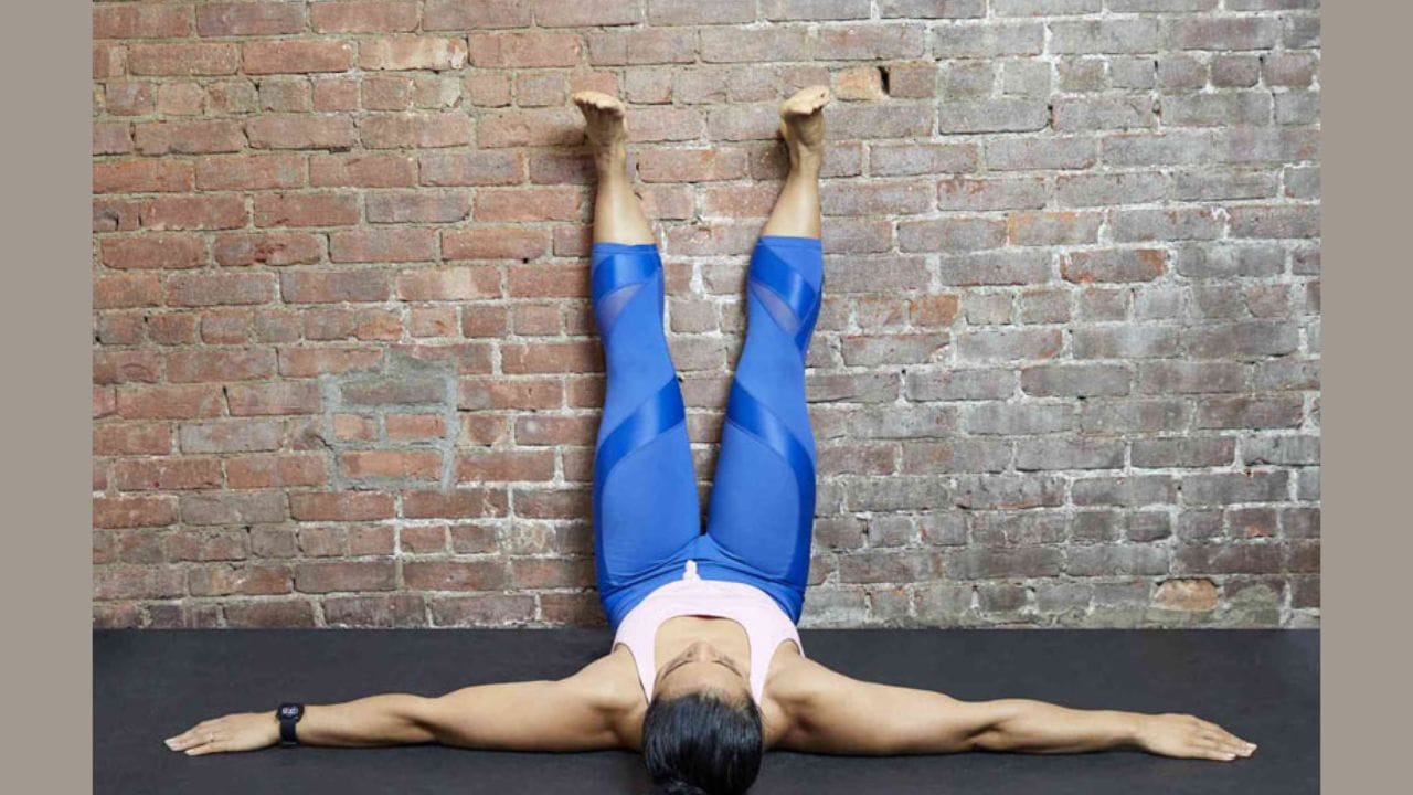 વિપરિત કરણી આસન તણાવથી રાહત આપશે: રાત્રે સૂતા પહેલા આ આસન કરો. આમ કરવાથી તમને સારી ઊંઘ આવશે. આ કરવા માટે દિવાલ પાસે તમારી પીઠના બળે સૂઈ જાઓ, પછી તમારા પગ સીધા દિવાલ તરફ ઉંચા કરો. હાથ શરીરની નજીક રાખો. પછી આ આસન 5 થી 10 મિનિટ સુધી કરો. આ તણાવ અને ચિંતા ઘટાડે છે.
