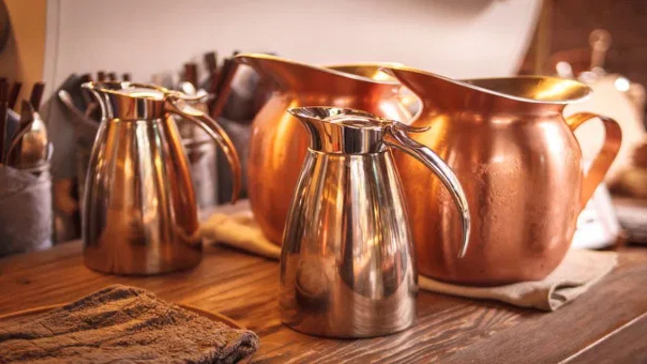 માથા પાસે પાણી રાખો: વાસ્તુશાસ્ત્ર અનુસાર, રાત્રે સૂતી વખતે માથા પાસે તાંબાના વાસણમાં પાણી રાખવું ખૂબ જ શુભ માનવામાં આવે છે. આવું કરવાથી નકારાત્મક ઉર્જા દૂર થાય છે અને સ્વાસ્થ્યમાં પણ સુધારો જોવા મળે છે. સ્વાસ્થ્ય સંબંધિત તકલીફ હોય તો આ ઉપાય કરવો લાભદાયી માનવામાં આવે છે.