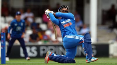 14 વર્ષના વૈભવ સૂર્યવંશીની પ્રતિભાને દરેક વ્યક્તિ સ્વીકારે છે. પરંતુ મોટો પ્રશ્ન એ છે કે વૈભવ કેટલી સદી ફટકારશે? આ અંગે એક મોટી આગાહી કરવામાં આવી છે. આ આગાહી મુજબ, વાસ્તવિક ચિત્ર હજુ આવવાનું બાકી છે. વૈભવ સૂર્યવંશી હાલમાં ભારતની અંડર 19 ટીમ સાથે ઈંગ્લેન્ડમાં છે. ભારતની અંડર 19 ટીમ ઈંગ્લેન્ડમાં ૫ વનડે મેચની શ્રેણી રમી રહી છે. આ શ્રેણીની પહેલી બે મેચ રમાઈ ચૂકી છે. વૈભવ સૂર્યવંશીએ તે બંને મેચમાં ટૂંકી પણ વિસ્ફોટક ઇનિંગ્સ રમી છે.