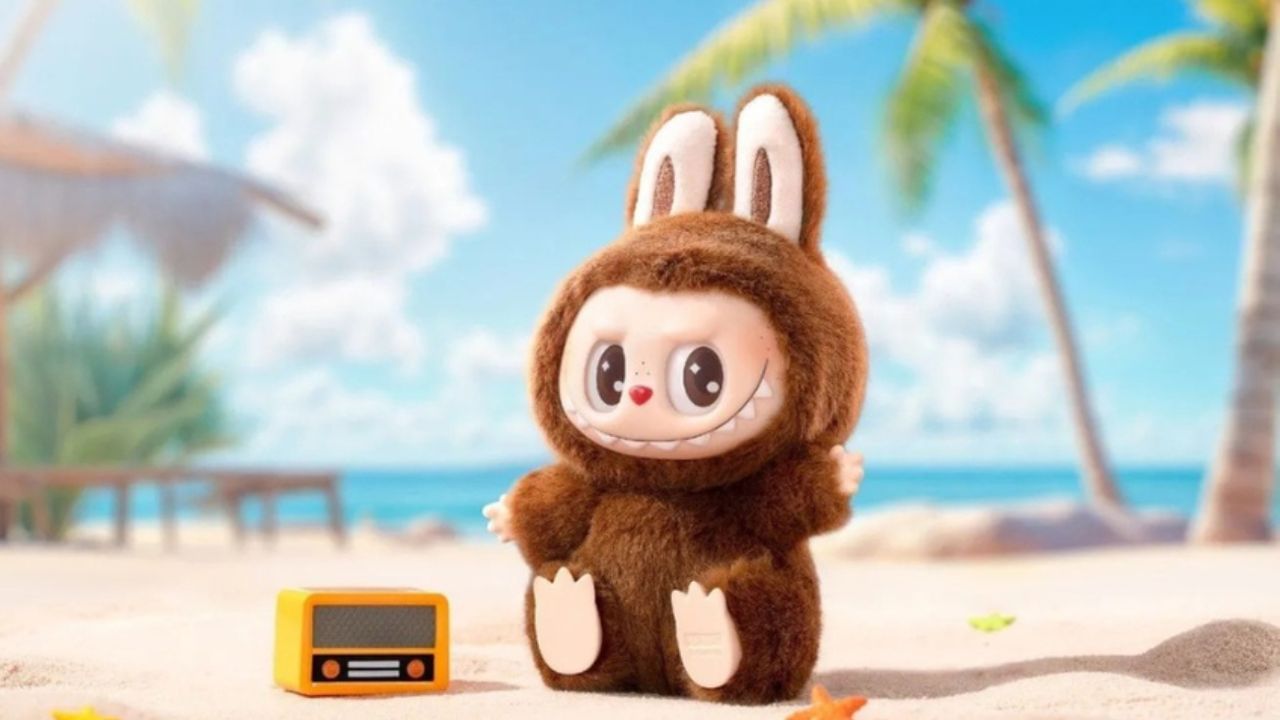 Labubu Doll Trend: આજકાલ સોશિયલ મીડિયા પર એક વિચિત્ર અને ડરામણી દેખાતી ડોલ ખૂબ વાયરલ થઈ રહી છે. તેનું નામ 'લાબુબુ' છે. મોટી આંખો, શેતાની દાંત અને શેતાની સ્મિતવાળી આ ઢીંગલી લોકોને ખૂબ જ પસંદ આવી રહી છે. લાબુબુ ડોલ એટલી ટ્રેન્ડી છે કે તેની કિંમત લાખો રૂપિયા સુધી પહોંચી ગઈ છે. લોકો તેનો ઉપયોગ ચાવીની રીંગ, બેગમાં કીચેન તરીકે કરી રહ્યા છે. તો આ ડોલ શું છે અને તેને આટલી બધી કેમ પસંદ કરવામાં આવી રહી છે, ચાલો જાણીએ-