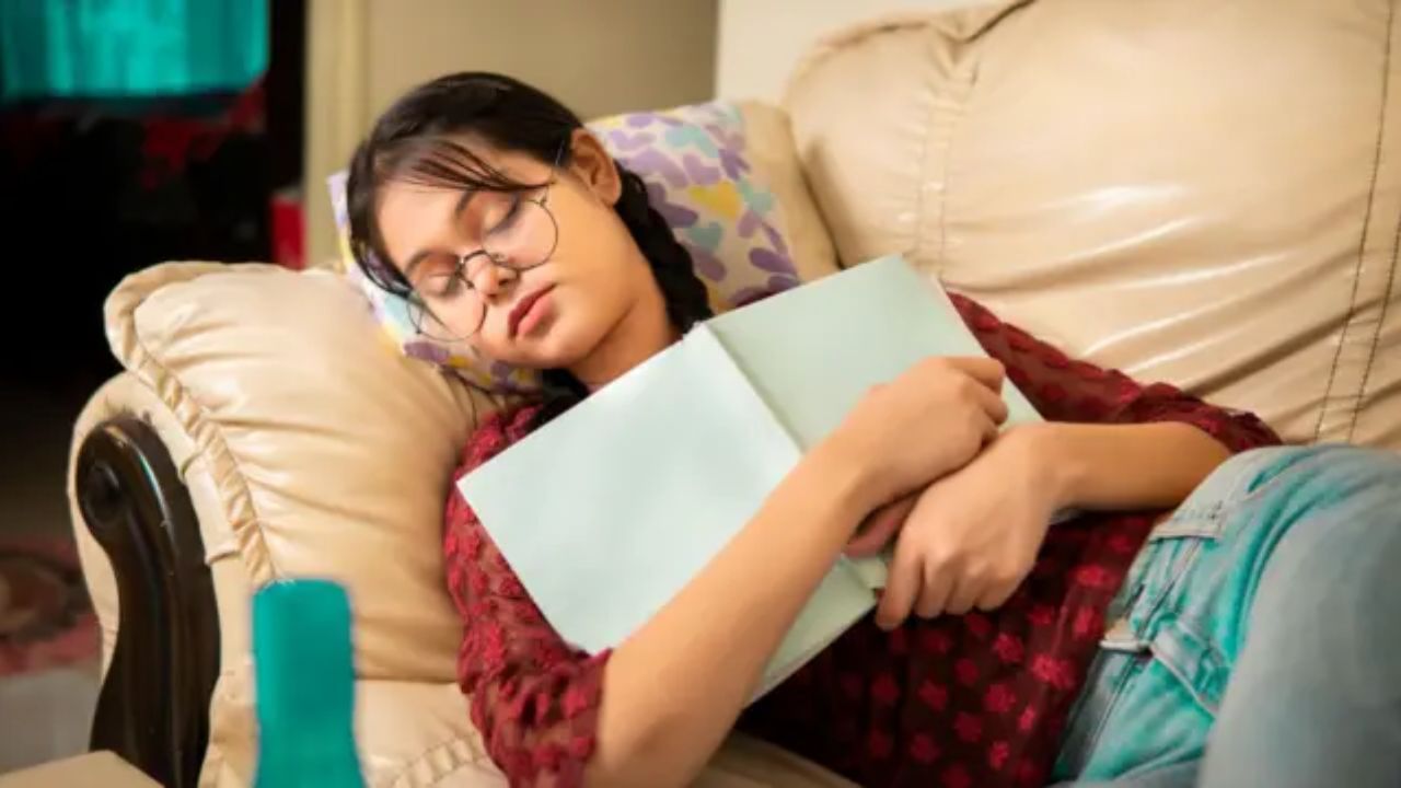 વિદ્યાર્થી જીવન એ પોતાની જાતની કસોટી કરવાનો સમય છે. એવું કહેવાય છે કે અગ્નિમાં પરીક્ષણ થયા પછી જ સોનું કુંદન બને છે, તેવી જ રીતે, વિદ્યાર્થી જીવન દરમિયાન વ્યક્તિ જેટલી વધુ મહેનત કરશે, તેનું ભાવિ જીવન તેટલું જ સફળ થશે. તેથી, જો તમે કોઈ વિદ્યાર્થીને સૂતો જુઓ, તો તમારે તેને તાત્કાલિક જગાડવો જોઈએ.