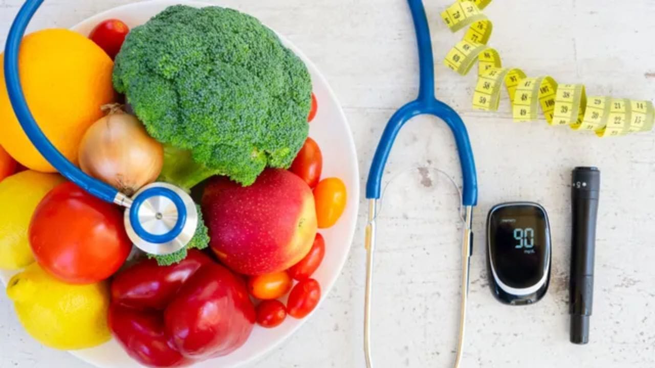 Reverse diabetes naturally: ટાઇપ 2 ડાયાબિટીસ એ એક ક્રોનિક ડિઝીઝ છે જે ત્યારે શરૂ થાય છે જ્યારે શરીર ઇન્સ્યુલિનનો યોગ્ય રીતે ઉપયોગ કરી શકતું નથી અને લોહીમાં સુગરનું સ્તર વધે છે. જો કે તેના માટે ઘણી બધી સારવારો છે જે લોહીમાં સુગરનું સ્તર ઘટાડી શકે છે, તમે તેને મટાડવા માટે કુદરતી પદ્ધતિઓનો ઉપયોગ કરી શકો છો.