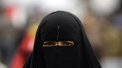 ભારતના સૌથી નજીકના પાડોશી ગણાતા કઝાકિસ્તાનમાં એક મહત્વપૂર્ણ કાયદો પસાર કરવામાં આવ્યો છે. દેશમાં વધતા ધાર્મિક કટ્ટરવાદ અને સુરક્ષા ચિંતાઓ વચ્ચે દેશની સંસદે આ પગલું ભર્યું છે. આ કાયદા હેઠળ, જાહેર સ્થળોએ નકાબ અને ચહેરાને ઢાંકતા તમામ પ્રકારના કપડાં પહેરવા પર હવે પ્રતિબંધ મૂકવામાં આવ્યો છે.