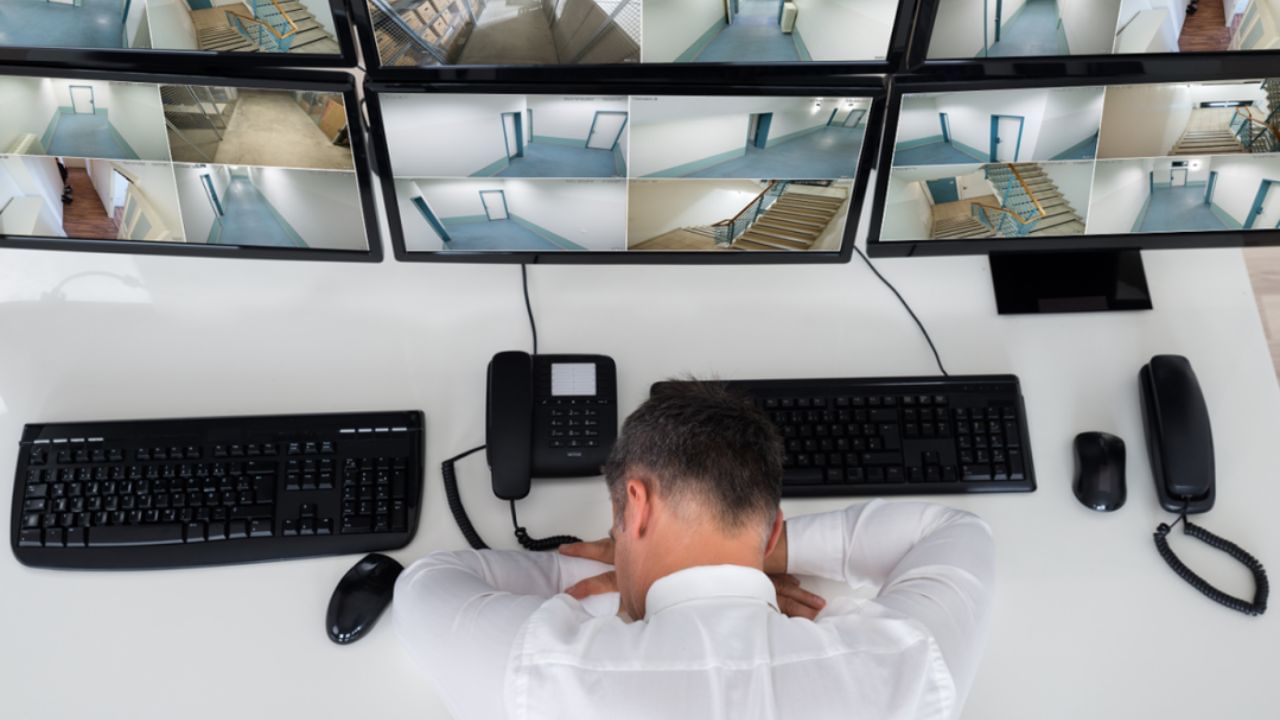 જો ઘરનો નોકર ખોટા સમયે સૂતો જોવા મળે, તો તેને જગાડવો જોઈએ. કારણ કે ખોટા સમયે સૂવાથી ફક્ત તેનું સ્વાસ્થ્ય જ બગડી શકે છે પરંતુ તેના ખરાબ સ્વાસ્થ્યને કારણે આખા પરિવારને મુશ્કેલીનો સામનો કરવો પડી શકે છે. ચાણક્ય કહે છે કે ચોકીદાર જો ચોકીદાર સૂઈ જાય તો સુરક્ષા વ્યવસ્થા જોખમમાં મુકાઈ જશે. આવી સ્થિતિમાં જો તમે ક્યારેય કોઈ ચોકીદાર કે ચોકીદારને ફરજ પર સૂતા જોશો, તો તેમને તાત્કાલિક જગાડવો.