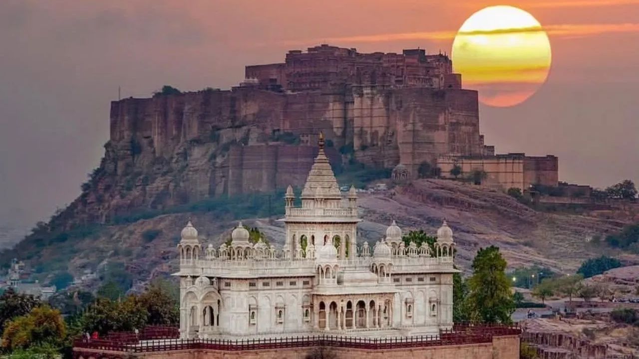 રાજસ્થાનના જોધપુરમાં સ્થિત મેહરાનગઢ કિલ્લો 15મી સદીમાં રાવ જોધા દ્વારા બનાવવામાં આવ્યો હતો. આ કિલ્લો લગભગ 400 ફૂટની ઊંચાઈએ એક ટેકરી પર બનેલો છે. આ વિશાળ કિલ્લાની દિવાલો તમને ઇતિહાસની નજીક લઈ જાય છે. તમને અહીં એક સંગ્રહાલય પણ મળશે, જેમાં જૂની તલવારો, શસ્ત્રો, પોશાક અને પાલખીઓ રાખવામાં આવી છે.