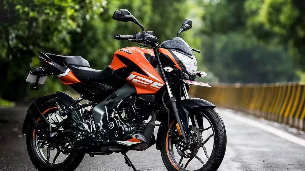 બજાજ પલ્સર NS125 : બજાજે તાજેતરમાં આ મોડેલને ABS સાથે અપડેટ કર્યું છે. બેઝ વેરિઅન્ટ રૂપિયા 1 લાખથી શરૂ થાય છે, પરંતુ રૂપિયા 7,000 વધુ કિંમતે, તમને ટોપ વેરિઅન્ટ 'LED BT ABS' મળે છે, જેમાં ABS, ઓલ-LED હેડલાઇટ, ડિજિટલ કન્સોલ અને બ્લૂટૂથ કનેક્ટિવિટીનો સમાવેશ થાય છે. આ પહેલી 125cc પલ્સર છે જેમાં ABS છે.
