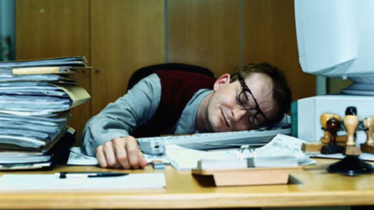 જો નાણાં સાચવવાની જવાબદારી ધરાવતા લોકો કામ દરમિયાન સૂતા જોવા મળે તો તેમને તાત્કાલિક જગાડવા જોઈએ. પ્રાચીન સમયમાં રાજાઓ પાસે ભંડાર હતા જેમાં શસ્ત્રો, અનાજ અને આવશ્યક ચીજવસ્તુઓ રાખવામાં આવતી હતી. આજે, મોટી કંપનીઓ અને સંગઠનોમાં પણ આવી જ વ્યવસ્થા છે. ચાણક્યએ કહ્યું છે કે આવી જવાબદારી ધરાવતા લોકોએ કામ દરમિયાન સૂવું જોઈએ નહીં, નહીં તો દુકાનની સુરક્ષા જોખમમાં મુકાશે.