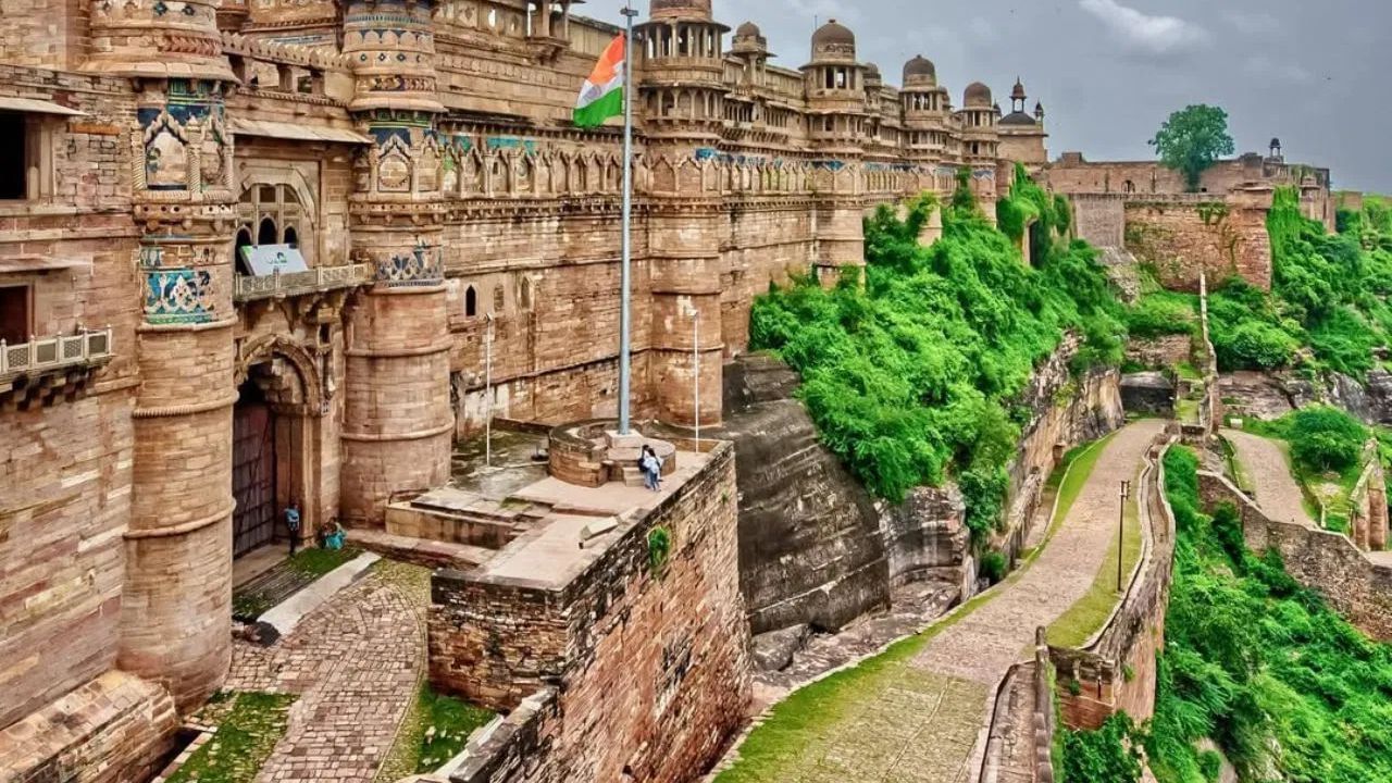 ગ્વાલિયર કિલ્લો ભારતના સૌથી મોટા અને મજબૂત કિલ્લાઓમાંનો એક છે. તે લગભગ 3 કિલોમીટર લાંબો અને 1 કિલોમીટર પહોળો છે. તેની ખાસ વાત એ છે કે તે એક ઢાળવાળી ટેકરી પર બનેલો છે, જેના પરથી તેની મજબૂતાઈનો અંદાજ લગાવી શકાય છે. તેની અંદર, તમે ગુજરી મહેલ, માન મંદિર, સાસ-બહુ મંદિર અને ટેલિસ્કોપ પોઇન્ટ જેવા સ્થળોની શોધ કરી શકો છો.