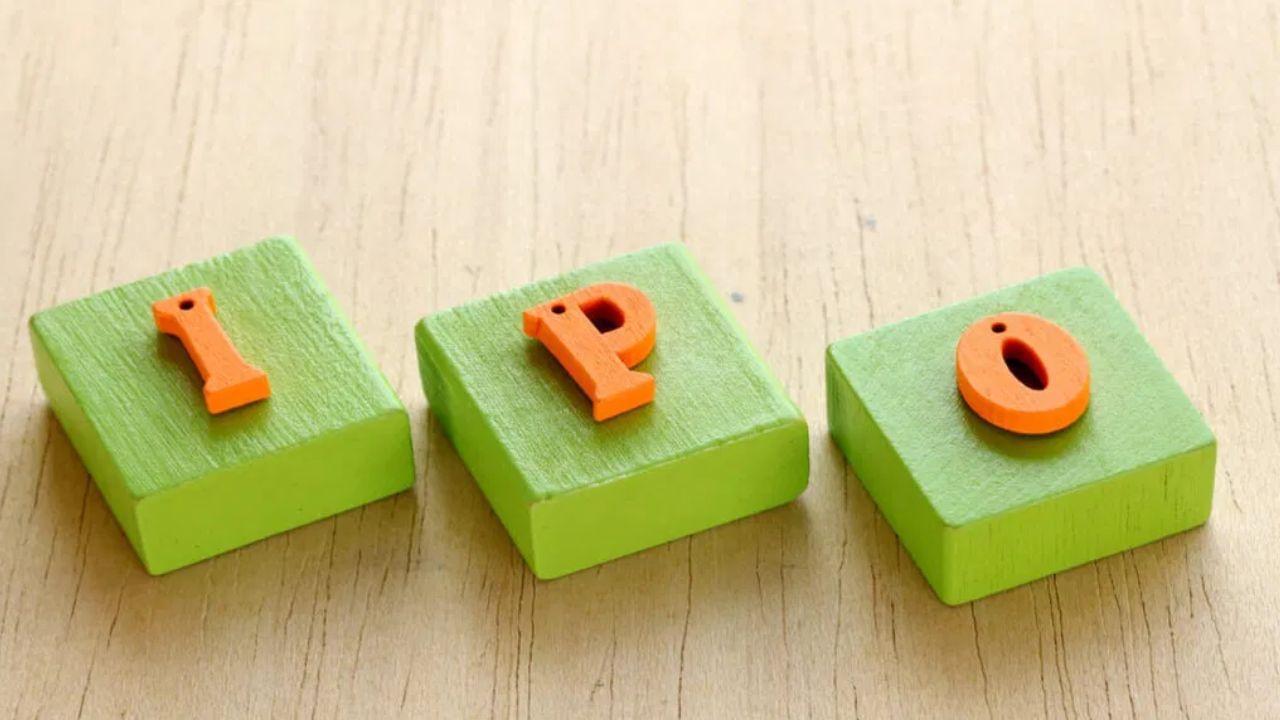 રાયપુર સ્થિત ઇલેક્ટ્રિક રેઝિસ્ટન્સ વેલ્ડેડ (ERW) સ્ટીલ પાઇપ અને સ્ટ્રક્ચરલ ટ્યુબ ઉત્પાદક સંભવ સ્ટીલ ટ્યુબ્સે બુધવારે શેર બજારમાં પ્રવેશ કર્યો. કંપનીના શેર બોમ્બે સ્ટોક એક્સચેન્જ (BSE) પર રૂ. 110.10 ના ભાવે લિસ્ટ થયા હતા, જે તેના રૂ. 82 પ્રતિ શેરના ઇશ્યૂ ભાવ કરતા 34.27 ટકા વધુ છે.