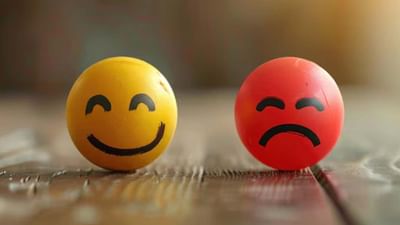 Tips To Deal With Mood Swings In Monsoon: દરેકને વરસાદની ઋતુ ગમતી નથી. ચોમાસુ આવતાની સાથે જ કેટલાક લોકોનો મૂડ બદલાવા લાગે છે. ક્યારેક તેઓ ખૂબ ખુશ થઈ જાય છે, તો ક્યારેક અચાનક તેઓ અસ્વસ્થ થવા લાગે છે. કેટલાક લોકો વરસાદની ઋતુમાં તણાવ અને ચિંતા પણ અનુભવવા લાગે છે. આવી સ્થિતિમાં, તેઓ દિવસભર અસ્વસ્થ અથવા ઉદાસ રહે છે. પરંતુ શું તમે જાણો છો કે વારંવાર મૂડ બદલાવાના કારણો શું છે? ઉપરાંત, આપણે આ સમસ્યામાંથી કેવી રીતે ઝડપથી રાહત મેળવી શકીએ? ચાલો આ આ બધા પ્રશ્નોના જવાબો જાણીએ.