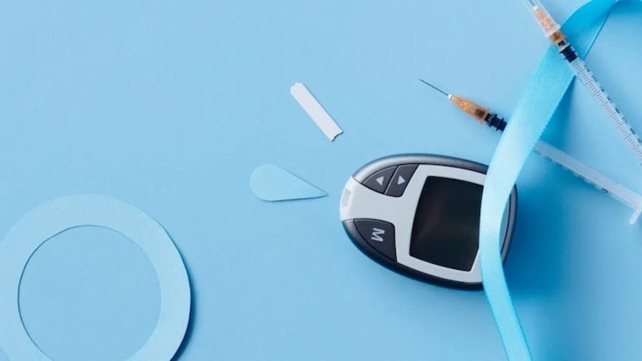 બ્લડ સુગરને સ્થિર કરવા માટે ખોરાક ખાઓ - ક્રેશ ડાયેટ ભૂલી જાઓ. ઓછો ગ્લાયકેમિક ઇન્ડેક્સ ધરાવતા ખોરાક ખાઓ. ઓછો ગ્લાયકેમિક ઇન્ડેક્સ ધરાવતા ખોરાક ખાવાથી સુગરમાં વધારો અટકાવી શકાય છે અને HbA1c સુધારી શકાય છે.