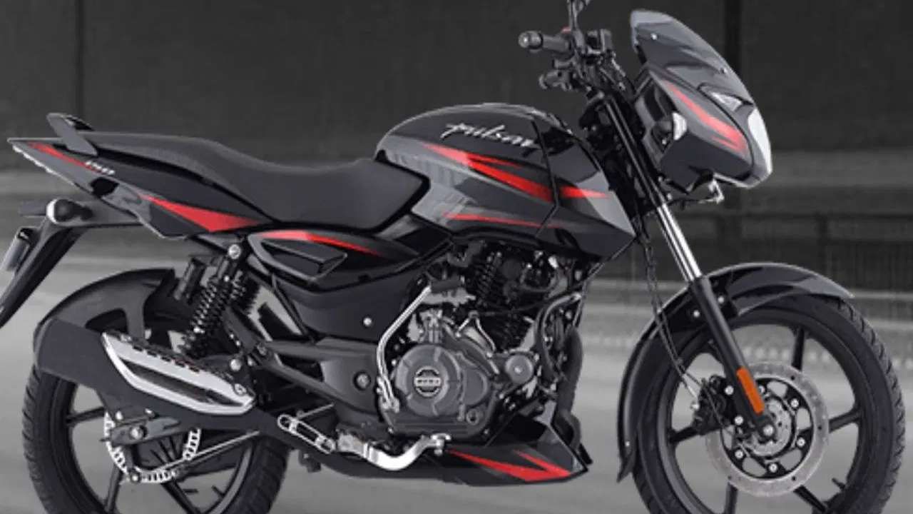 બજાજ પલ્સર 150 :
આ ક્લાસિક પલ્સર મોડેલ 20 વર્ષથી વધુ સમયથી બજારમાં છે. નવી પલ્સર NS અને N શ્રેણી હોવા છતાં, તેની ઓળખ અને લોકપ્રિયતા હજુ પણ અકબંધ છે. બજાજ પલ્સર ૧૫૦ ભારતમાં સૌથી વધુ વેચાતી ૧૫૦ સીસી કોમ્યુટર બાઇક્સમાંની એક છે. જૂની હોવા છતાં, આ બાઇક મસ્ક્યુલર સ્ટાઇલ, સારી માઇલેજ અને બજેટ ફ્રેન્ડલી છે.