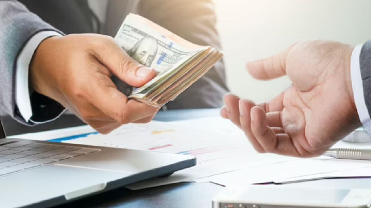 આમાં તેમણે એ પણ માહિતી આપી છે કે કયા લોકોને પૈસા આપવાનું ટાળવું જોઈએ. તેમનું માનવું છે કે ખોટા લોકોને પૈસા આપવાથી માત્ર પૈસાનું નુકસાન જ થતું નથી પરંતુ જીવનમાં સમસ્યાઓ પણ વધે છે. ચાલો જાણીએ ચાણક્ય નીતિ અનુસાર કોને ભૂલથી પણ પૈસા ન આપવા જોઈએ.
