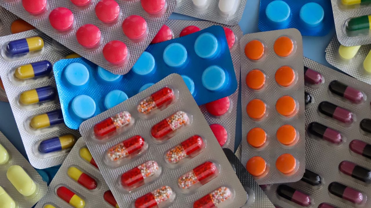 વધારે પેઇનકિલર્સ લેવી, વધુ પડતું મીઠું કે જંક ફૂડ ખાવું, પૂરતું પાણી ન પીવું, ઓછું સૂવું અથવા વધુ પડતું પ્રોટીન ખાવું જેવી નાની આદતો ધીમે ધીમે તમારી કિડનીને નુકસાન પહોંચાડી શકે છે.ઘણી બધી પેઇનકિલર્સ લેવી: આઇબુપ્રોફેન અથવા એસ્પિરિન જેવી વધુ પડતી પેઇનકિલર્સ લેવાથી ઘણીવાર તમારી કિડનીને નુકસાન થઈ શકે છે. આ દવાઓ કિડનીમાં લોહીનો પ્રવાહ ઘટાડી શકે છે.